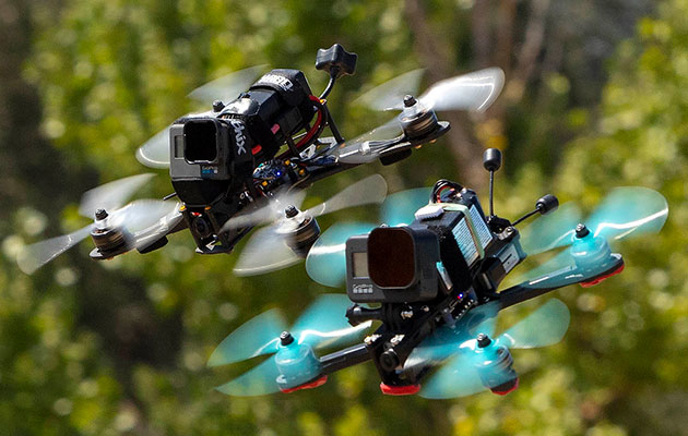 Два FPV-дрона с камерами GoPro в полёте